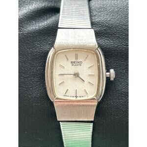 Seiko Premier Two Tone Silver Gold Tone 31mm Quartz Ladies Watch 6G2800E0 EUC Seiko | Accessories | Seiko Premier Two Tone Silver Gold  main image 2